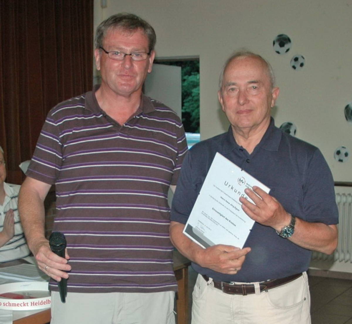 Johannes Kolmer, Vorsitzender des Fußballkreises Heidelberg, verleiht Hans Jörg Egner (re) die Ehrenmitgliedschaft