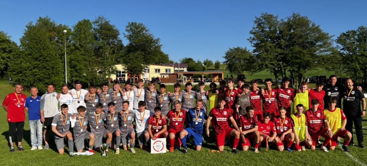 Kreispokalsieger A-Junioren JSG Main-Tauber-Höhe (graue Trikot) und LL-Meister JSG Grünsfeld (rote Trikots)
