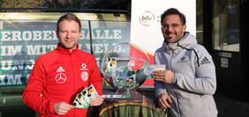 DFB-Mobil Gewinnspiel: Damir Dugandzic (r.), Tim Schmeckenbecher (l.), Ansprechpartner DFB-Mobil. Foto: bfv