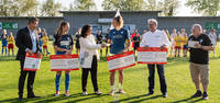 DFB-Bonuszahlung (v.l.): Peter Hoffman, Sarai Linder, Daniela Quintana, Janina Leitzig, Dietmar Pfähler. Foto: Uwe Gruen 