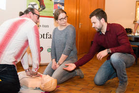 Manuel Romero (r.) von der Deutschen Herzstiftung erklärte den Schulungsteilnehmern an der Übungspuppe die korrekte Herzdruckmassage. Foto: bfv