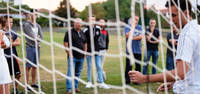 Neulingslehrgang Mannheim: Schiedsrichter Patrick Mattern veranschaulicht die Fußballregeln in der Praxis. Foto: bfv