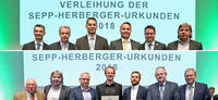 Zwei Sepp-Herberger-Urkunden für Baden. Fotos: Sepp-Herberger-Stiftung