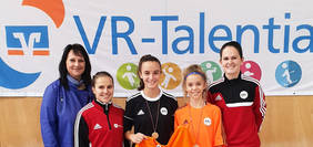 VR-Talentiade Top-Talente (v.l.): Daniela Quintana (Vorsitzende Ausschuss für Frauen- und Mädchenfußball), Trainerin Ariane Eger, Top-Talent Sara Sahiti, Top-Talent Mia Scholle, Trainerin Julia Dietz. Foto: bfv