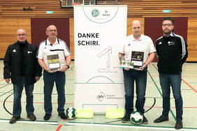 DANKE SCHIRI. Sinsheim: Herwig Werschak (Kreisvorsitzender), Hans-Peter Moscnek, Markus Bender und Markus Wertheim (Lehrwart). Foto: bfv