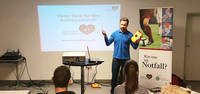 Manuel Romero von der Deutschen Herzstiftung erklärt den Schulungsteilnehmern beim FV Ettlingenweier die Funktion eines Defis. Foto: Deutsche Herzstiftung