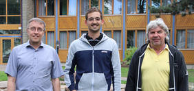 Tobias Schüttler (Mitte) mit bfv-Geschäftsführer Uwe Ziegenhagen (links) und Präsident Ronny Zimmermann. Foto: bfv