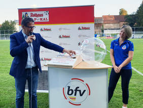 Auslosung bfv-Rothaus-Pokal: bfv-Vizepräsident Rüdiger Heiß mit Glücksfee Sandra Kastner, Vorstandsmitglied beim ATSV Mutschelbach. Foto: bfv