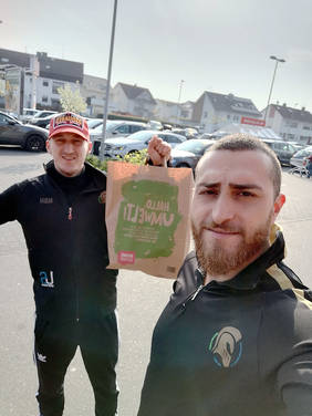 United Weinheim: Spieler Shqiprim Mehmeti (li.) und Vorsitzender Mustafa Baran Nacakgedigi beim Erledigen der Einkäufe. Foto: Verein