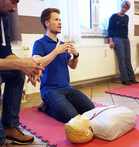 Benjamin Wieland erläutert die Herz-Druck-Massage im Praxisteil der Schulung. Foto: Verein