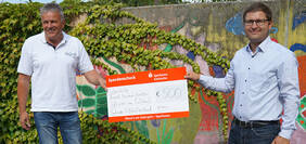 Ralf Longerich (l.) und Martin Scholl (r.) freuten sich über die Spende durch den bfv-Sozialfonds. Foto: bfv