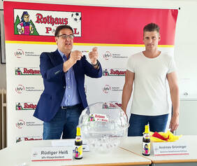 Auslosung: bfv-Vizepräsident Rüdiger Heiß (l.) und Andreas Grüninger (r.) von der Rothaus Brauerei ziehen die Paarungen für die 1. Runde. Foto: bfv