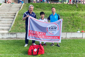 Fair-Play-Ehrung von Nhat Tin Ho, SV Hohenwettersbach, mit Kreisjugendleiter Volker Marschall (l.) und Trainer Dirk Prüttner. Foto: bfv